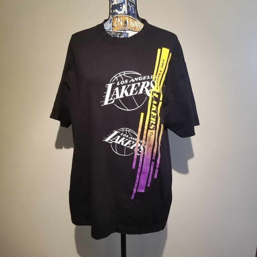 LAKERS UNK XL TSHIRT. B5